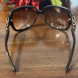 Gucci | Accessories | Gucci Queen Bow Sunglasses Euc | Poshmark display picture 1